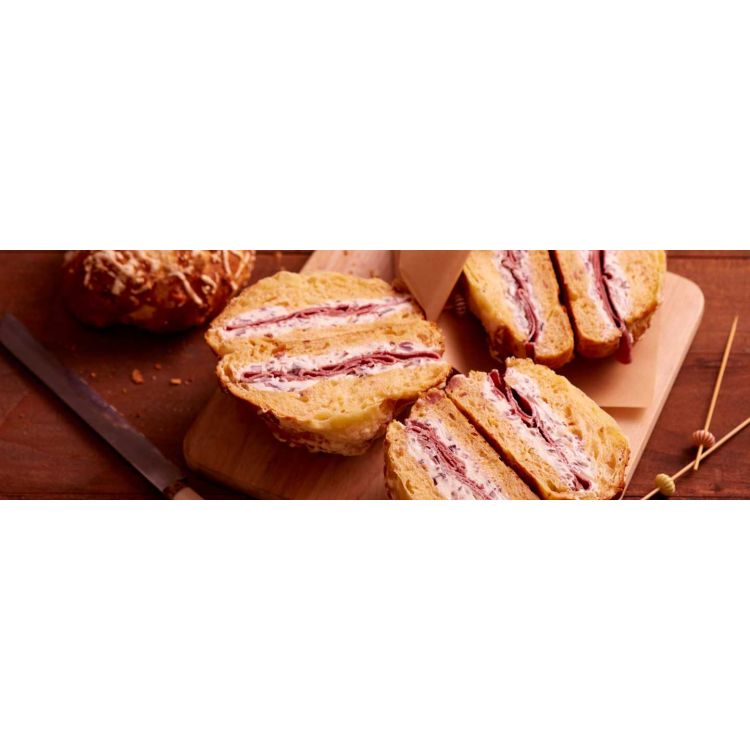 Brioche mit Puten-Pastrami und Frischkäse