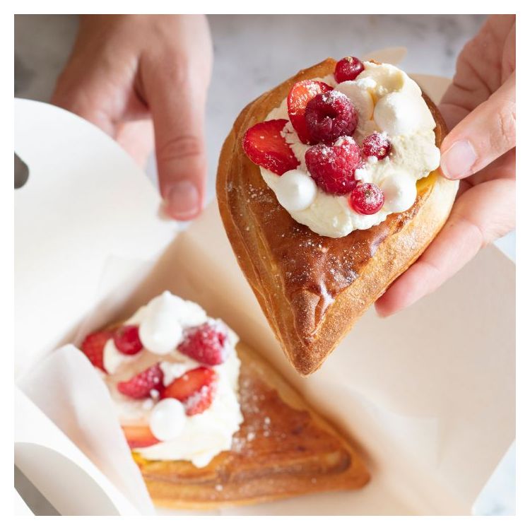 PAVLOVA-STYLE RED FRUIT VANILLA TEARDROP 