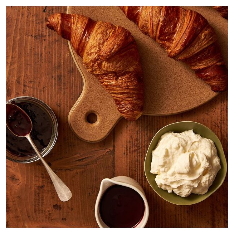 HALLOWEEN-CROISSANT MIT BROMBEERFÜLLUNG