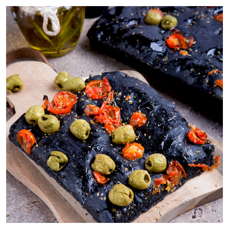Focaccia nera con pomodorini olive verdi e origano