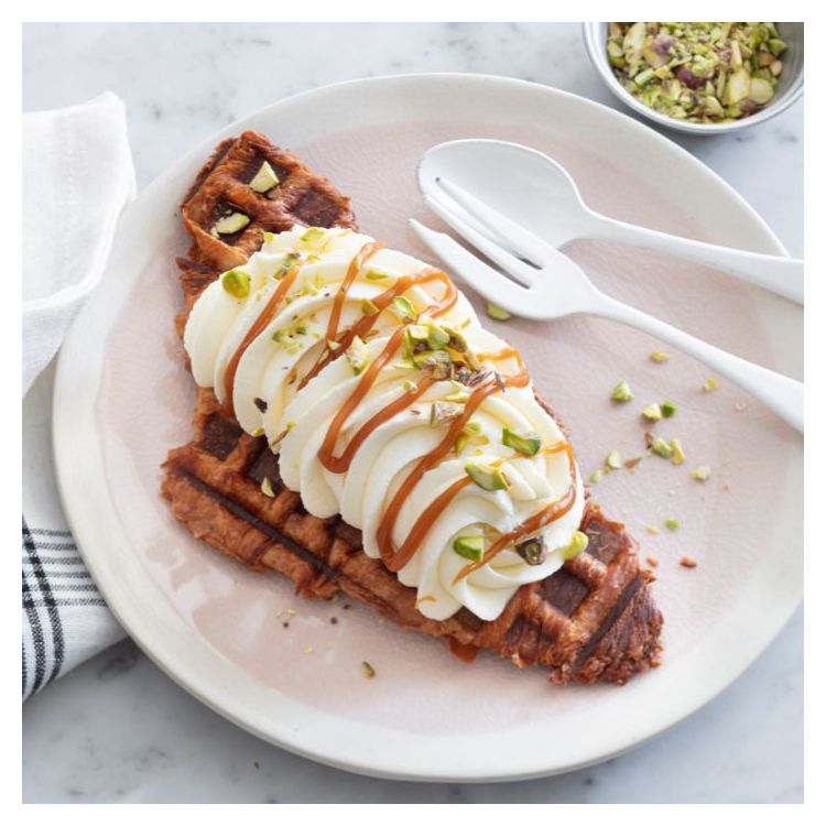 CROIFFLE CHANTILLY, CARAMEL ET PISTACHES