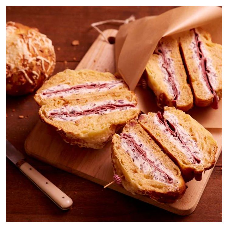 Brioche mit Puten-Pastrami und Frischkäse