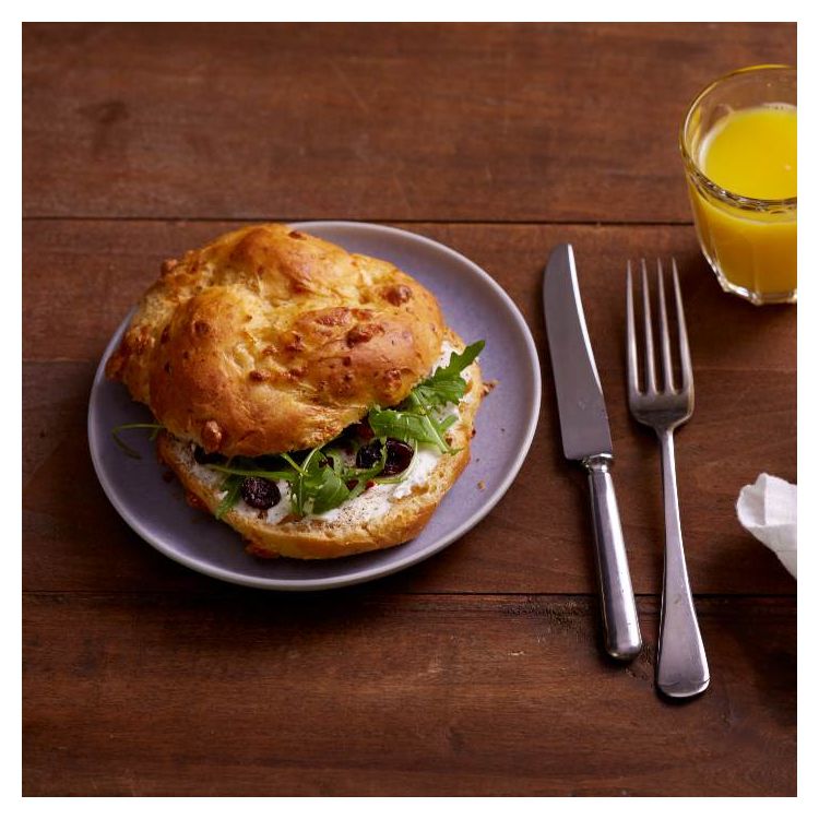 Brioche mit Ziegenfrischkäse und Cranberries/Goji-Beeren