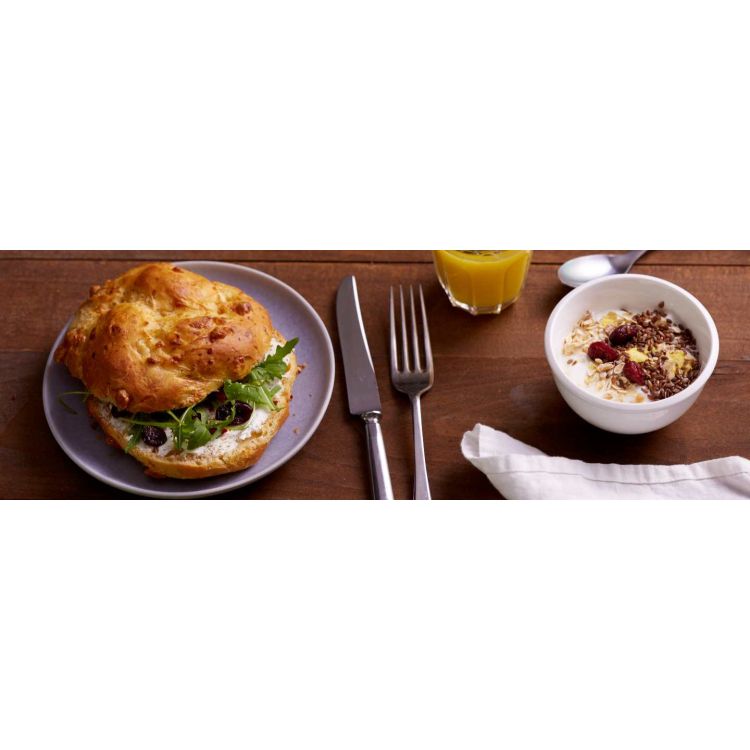 Brioche mit Ziegenfrischkäse und Cranberries/Goji-Beeren