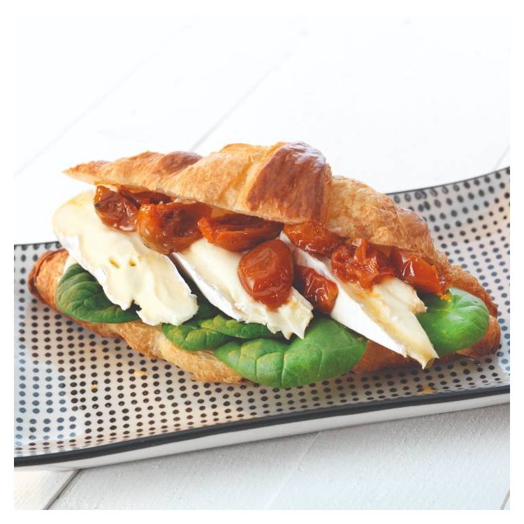 CROISSANT BRIE & SOLTORKADE KÖRSBÄRSTOMATER