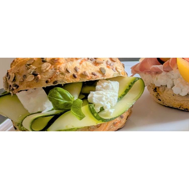 RUSTIK FRALLA MOROT MED ZUCCHINI, FETAOST OCH ÄRTPESTO