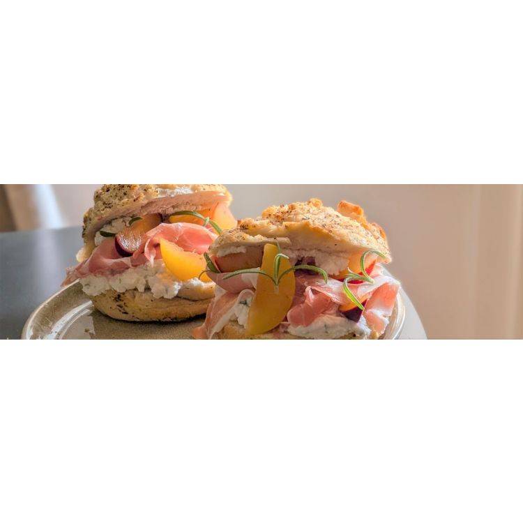 RUSTIK FRALLA SALT & PEPPAR MED RICOTTAKRÄM, GRILLADE PLOMMON OCH SERRANOSKINKA