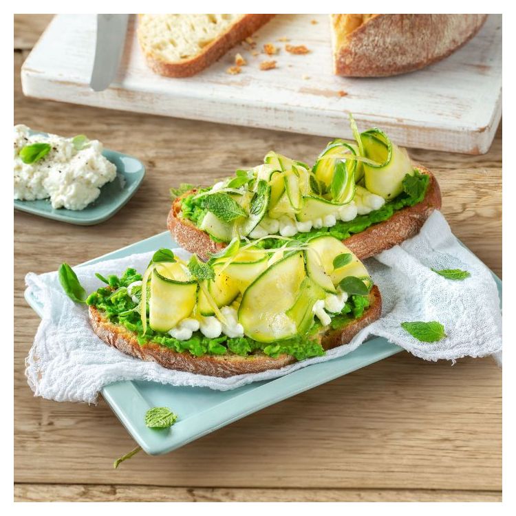 TOAST PUREE OF PEAS, RICOTTA CHEESE, COURGETTES AND LEMON 