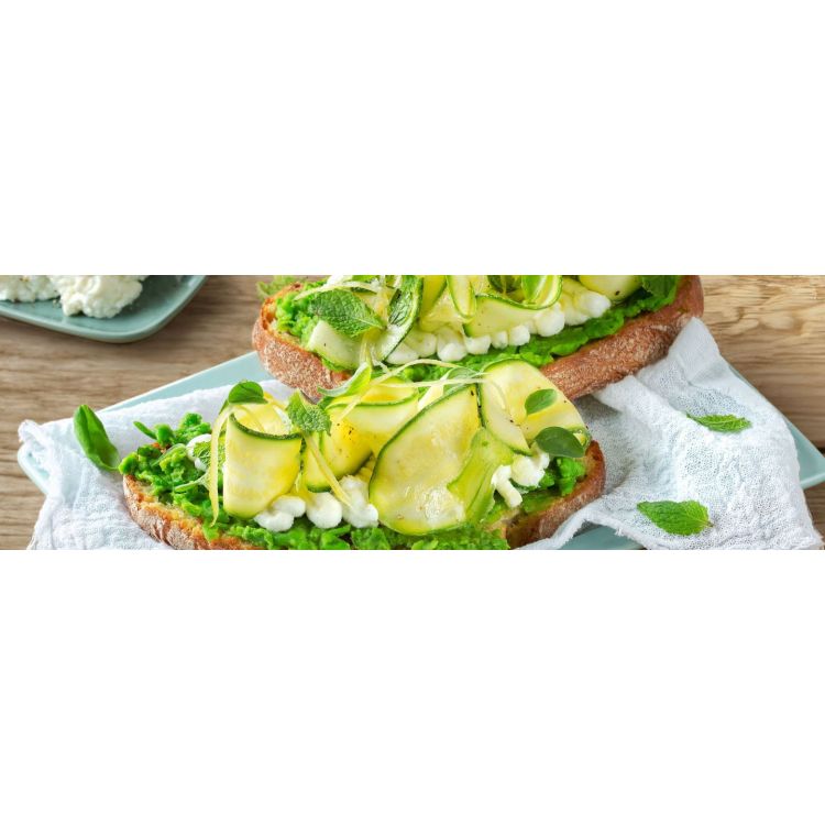 TOAST PUREE OF PEAS, RICOTTA CHEESE, COURGETTES AND LEMON 