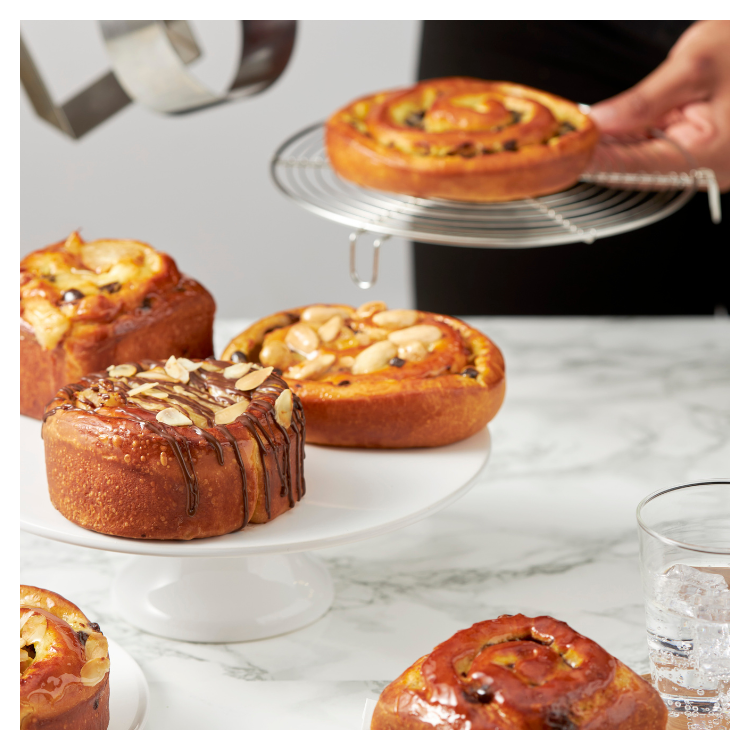 Escargots briochés aux pépites de chocolat, poire et amande