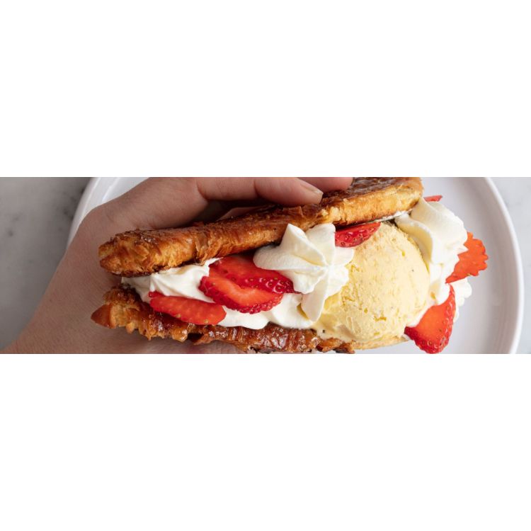 Croissant façon sandwich à la crème glacée 