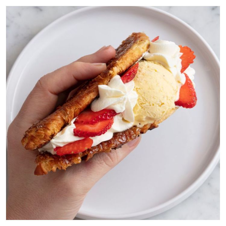 Croissant façon sandwich à la crème glacée 