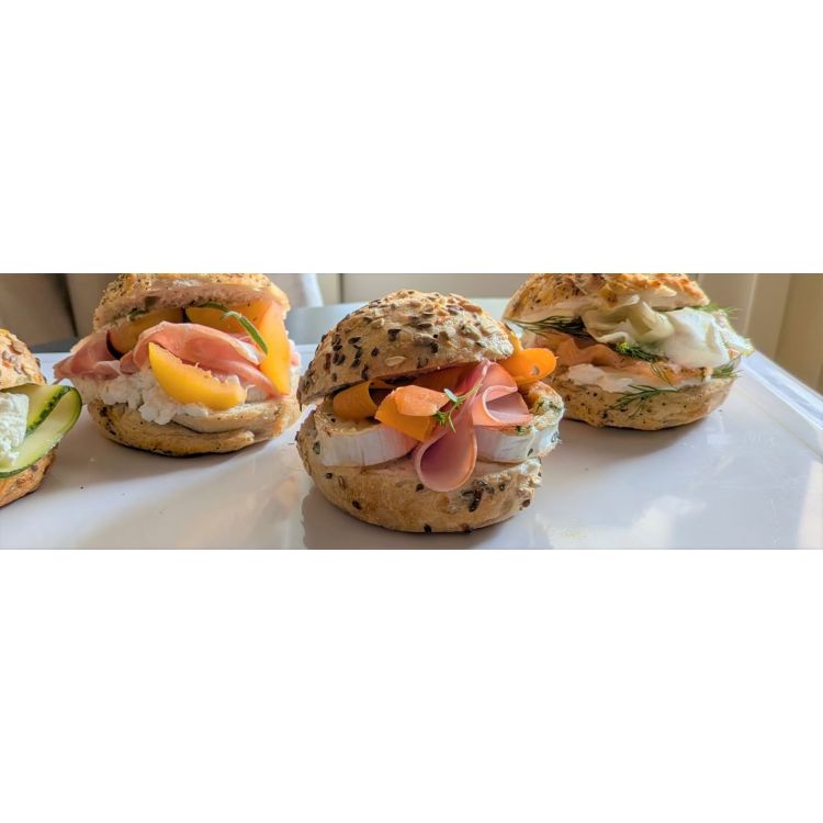 RUSTIK FRALLA MOROT MED HONUNGSROSTAD CHÈVRE, PICKLAD MOROT OCH RÖKT SKINKA